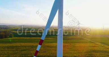 日落时风车涡轮机的美丽景色。 更新能源。